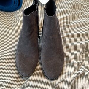 Size 12 suede Tom‘s ankle boot
